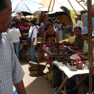 Marchands de pigments - Sur le marché du Coum. Antananarivo