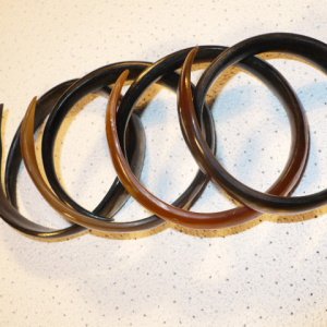 Bracelets fins en corne