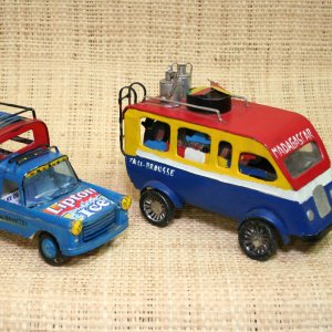 Taxis-brousse en métal de récupération