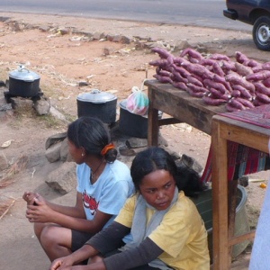 Vendeuses de Mais - Sur la route, un repas avec des fruits, du mais…
